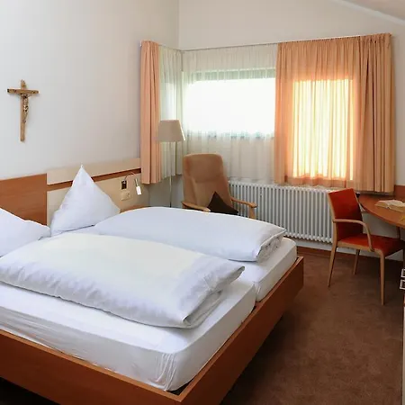 Hotel Haus Maria Lindenberg 2*