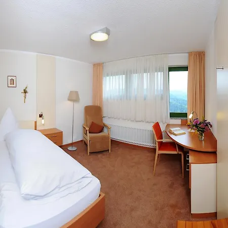 Hotel Haus Maria Lindenberg 2*